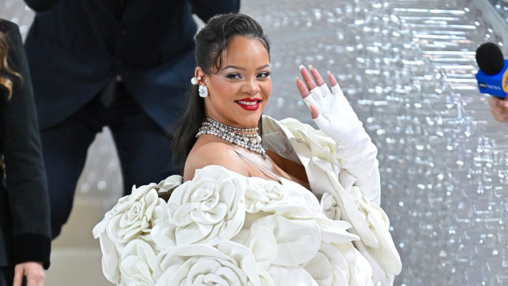 Rihanna en combinaison au premier défilé Louis Vuitton de Pharrell