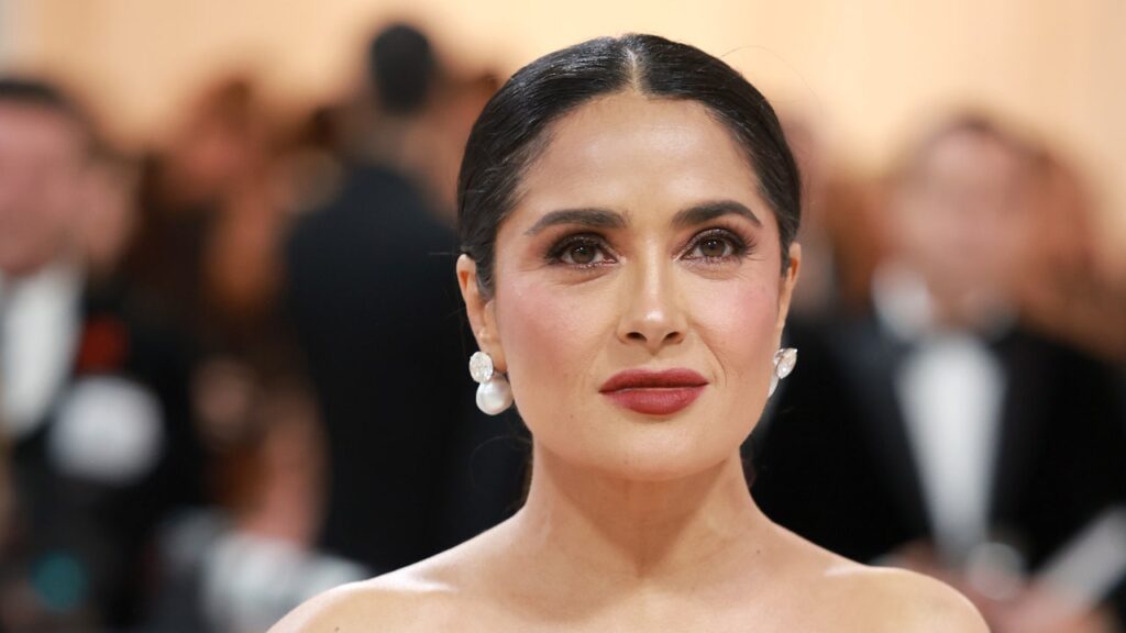 Salma Hayek a le haut tube en denim que nous ne manquerons pas cet été.