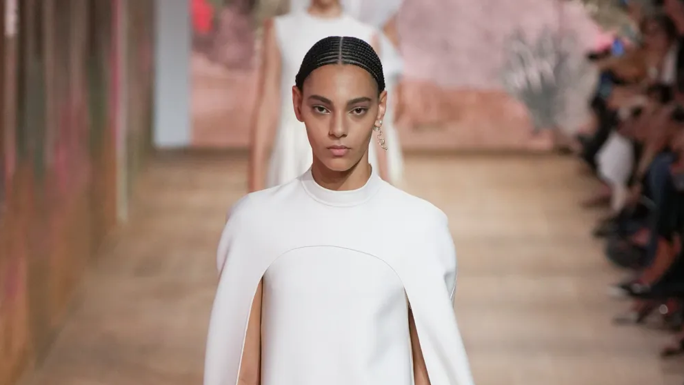 Dior tisse une tapisserie de liberté pour Pénélope dans la collection Haute Couture de l’hiver prochain