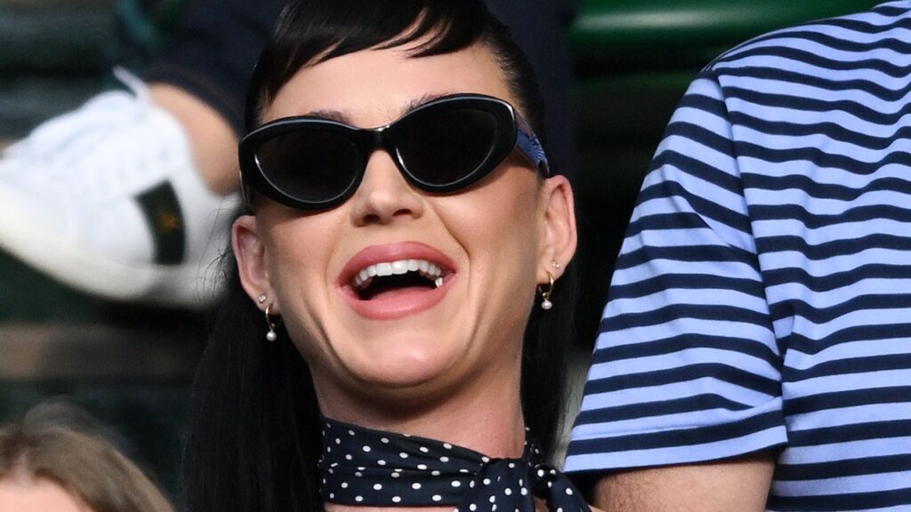 Katy Perry et Orlando Bloom combinent leurs looks à Wimbledon (et le résultat est le look « old money » ultime).