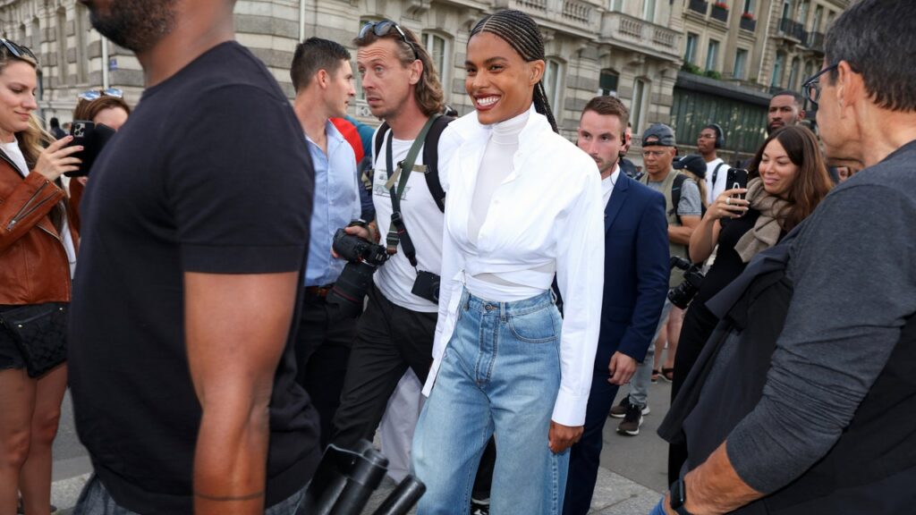 Chemise blanche et jeans : la combinaison qui a conquis la Haute Couture et ceux qui la connaissent le mieux