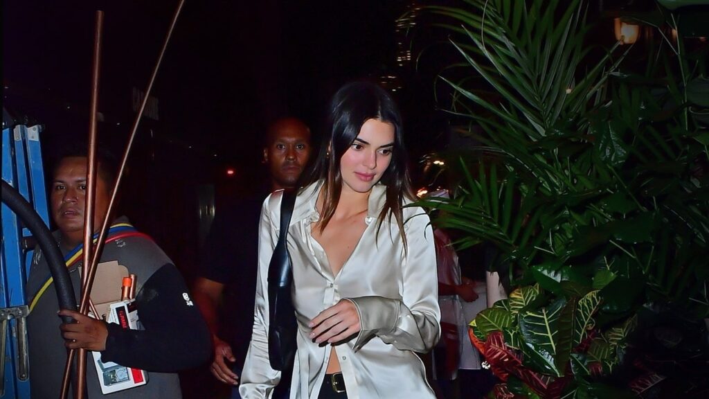 Kendall Jenner nous surprend avec un total look Mango que nous voulons reproduire MAINTENANT !