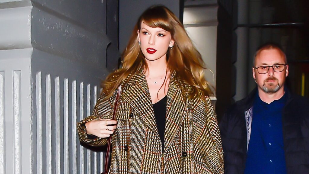 Taylor Swift, ou comment faire d’une tenue coordonnée votre meilleur allié cet hiver.