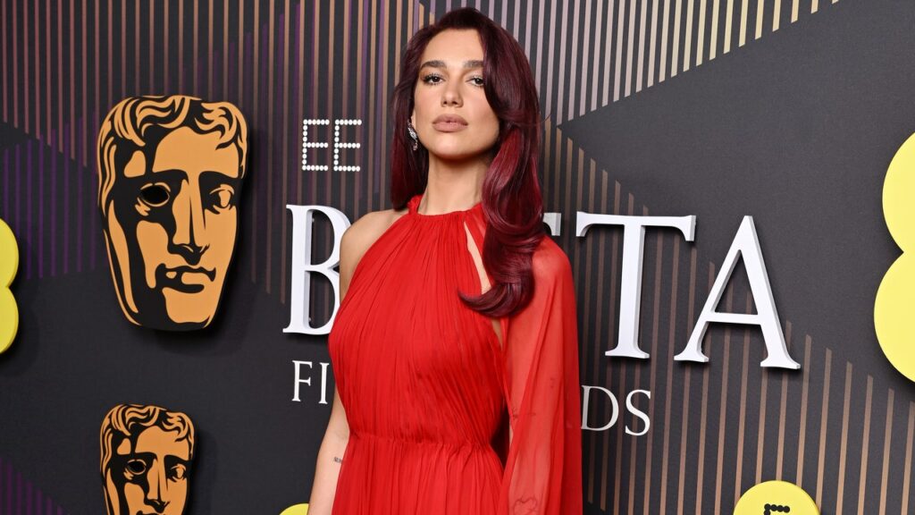 Dua Lipa confirme que le rouge est (définitivement) sa couleur aux BAFTA Awards 2024