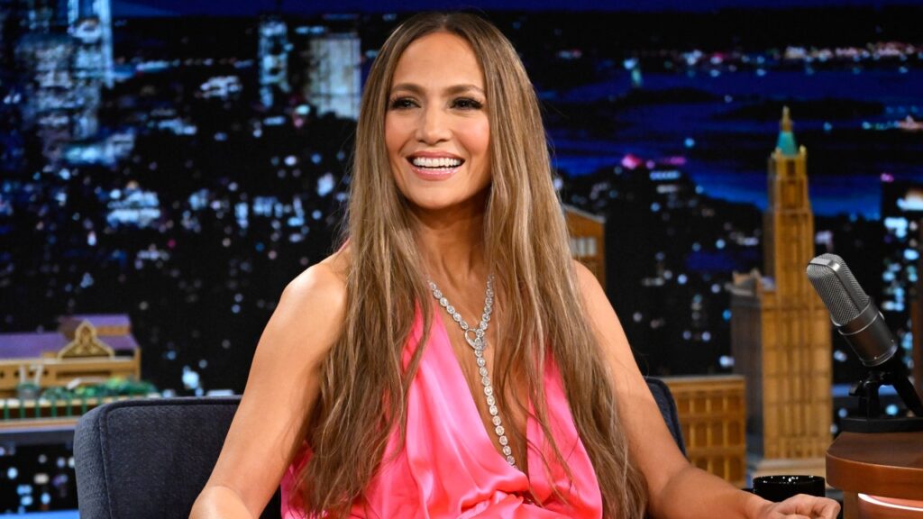 Jennifer Lopez prend un risque et gagne avec le décolleté le plus flatteur du printemps 2024.