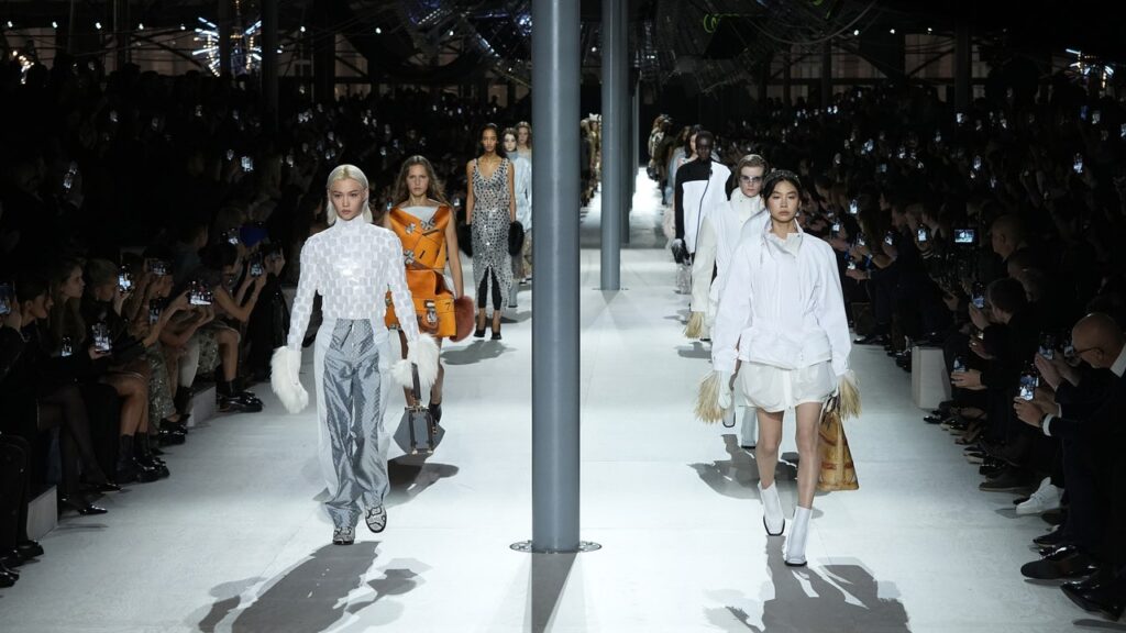 Louis Vuitton : Nicolas Ghesquière célèbre 10 ans de mode au sein de la marque avec un défilé pour l’occasion
