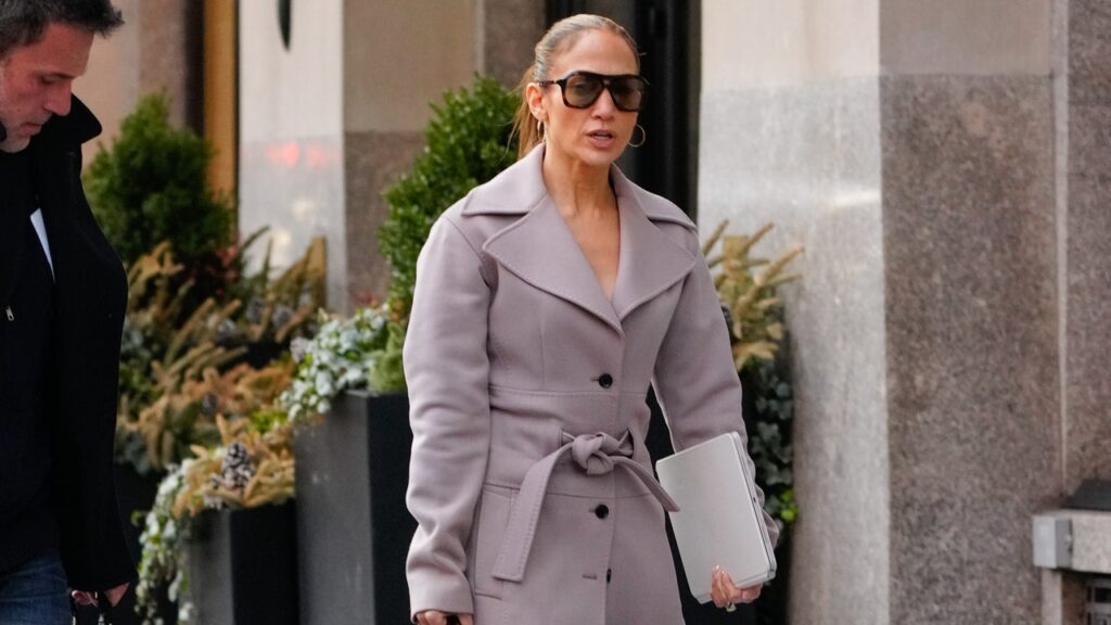 Selon Jennifer Lopez, voici comment porter un manteau de mi-saison