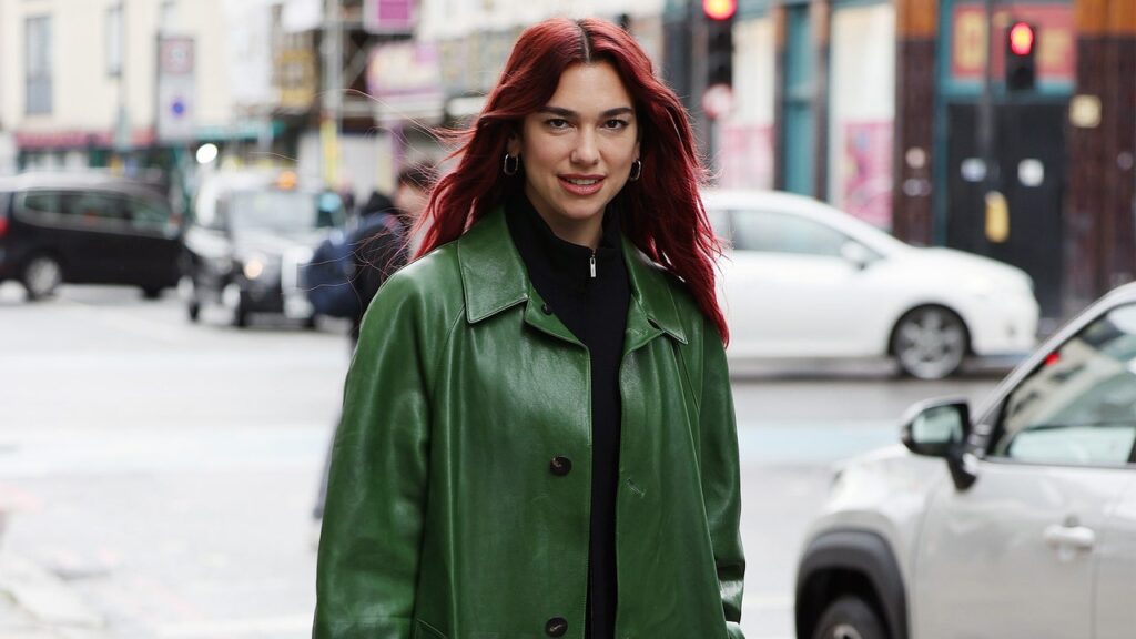 Dua Lipa confirme ce que l’on pressentait déjà : le vert arrive ce printemps 2024 sous la forme d’un manteau à conquérir l’automne prochain.