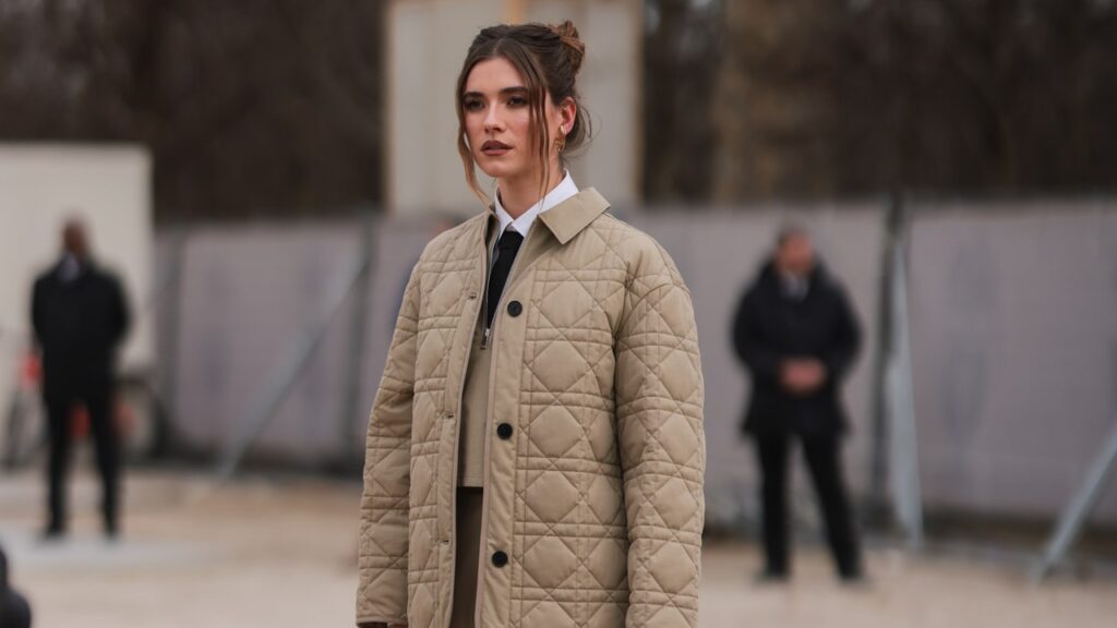 La veste de mi-saison que les Portugaises adorent n’est ni en denim ni en cuir.